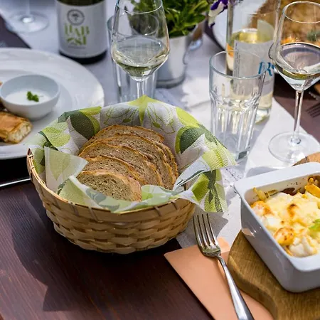Birtok Royal Apartmanhaz B&B Tagyon